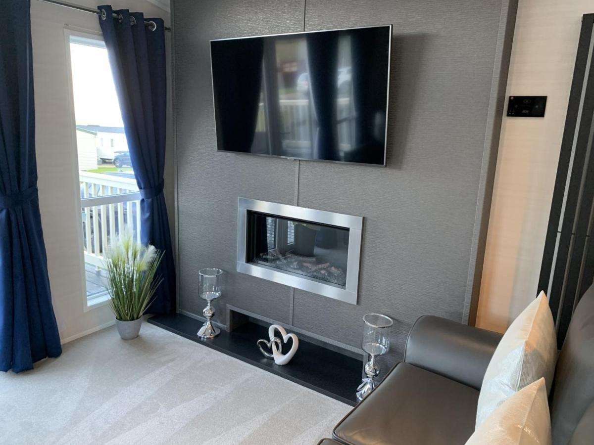Lola Lodge - Luxury Hot Tub Retreat Newton on the Moor Екстер'єр фото