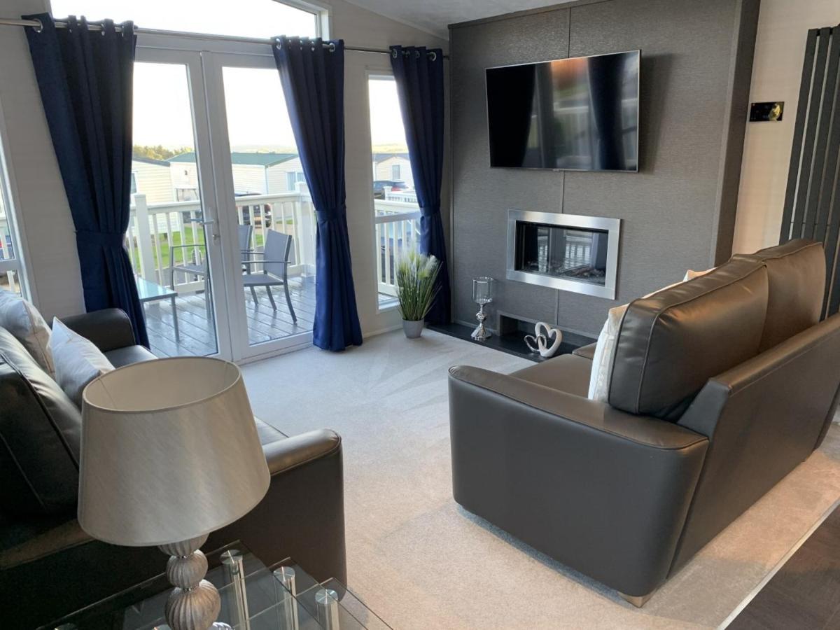Lola Lodge - Luxury Hot Tub Retreat Newton on the Moor Екстер'єр фото
