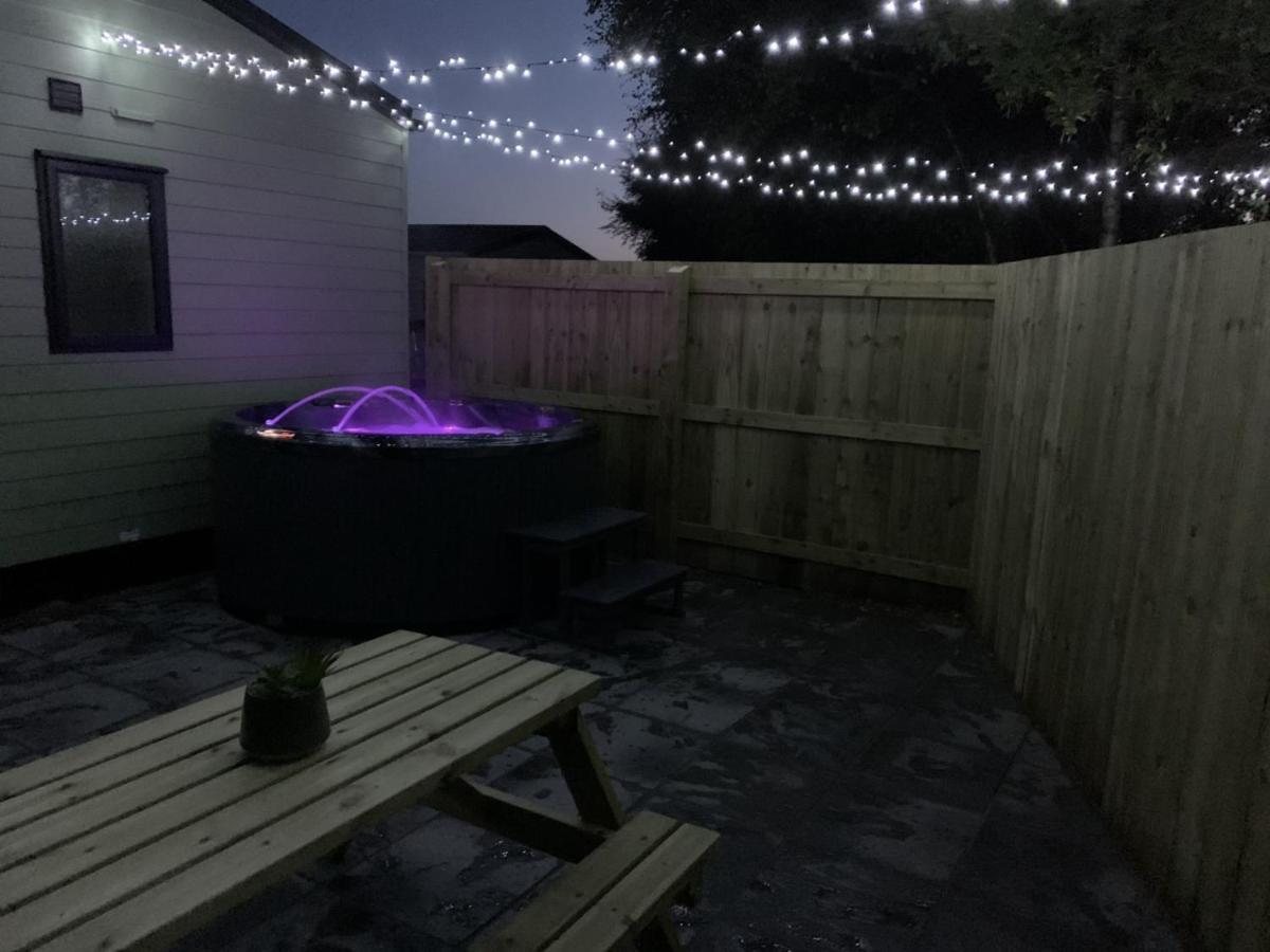 Lola Lodge - Luxury Hot Tub Retreat Newton on the Moor Екстер'єр фото